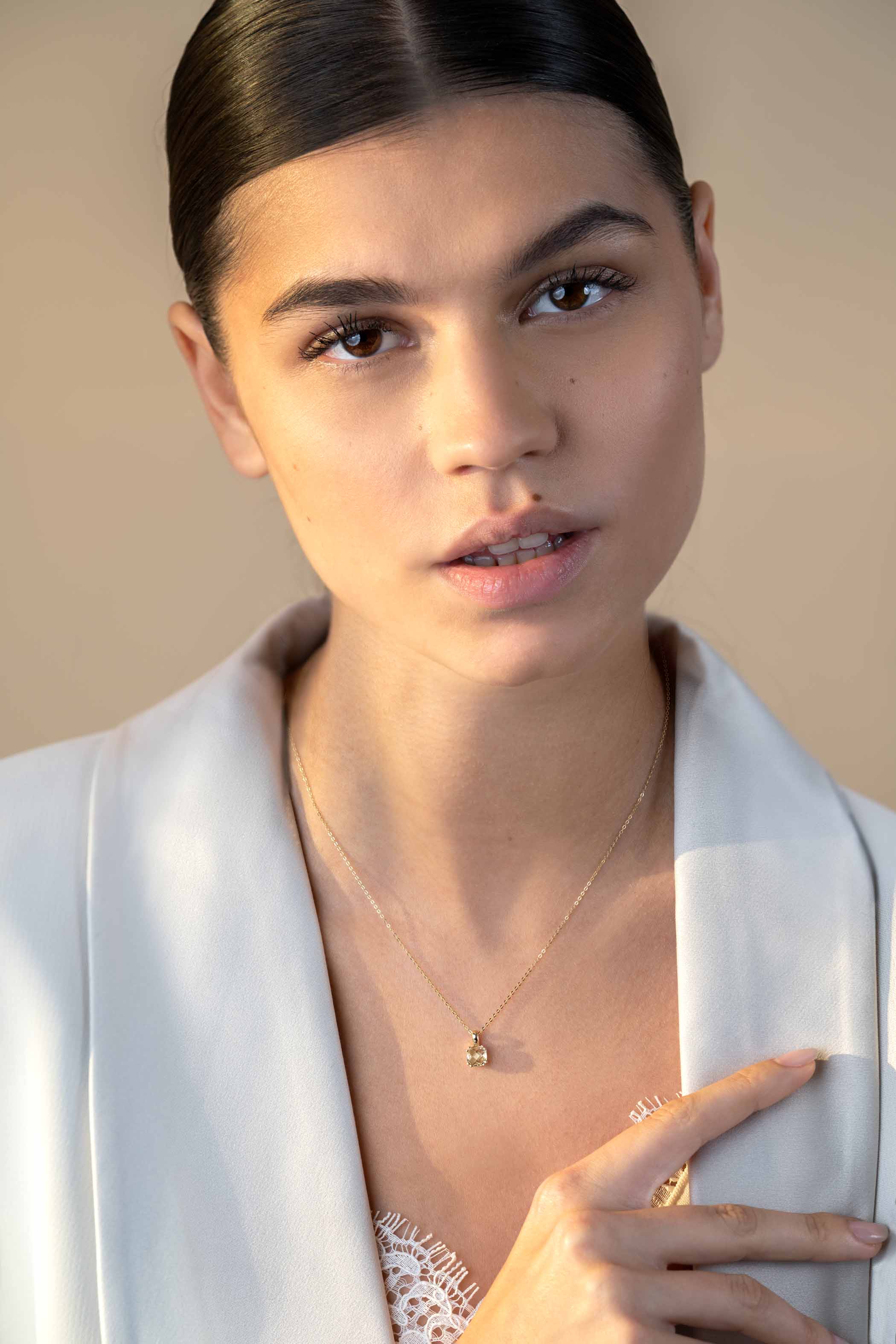 ZINZI Gold 14 krt gouden ketting 45cm met chique vierkante hanger 12 mm. bezet met lichtgroen amethist ZGC376