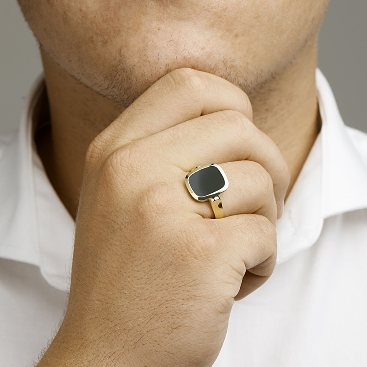 14kt geelgouden zegelring uitgevoerd met een onyx steen 15x17mm.