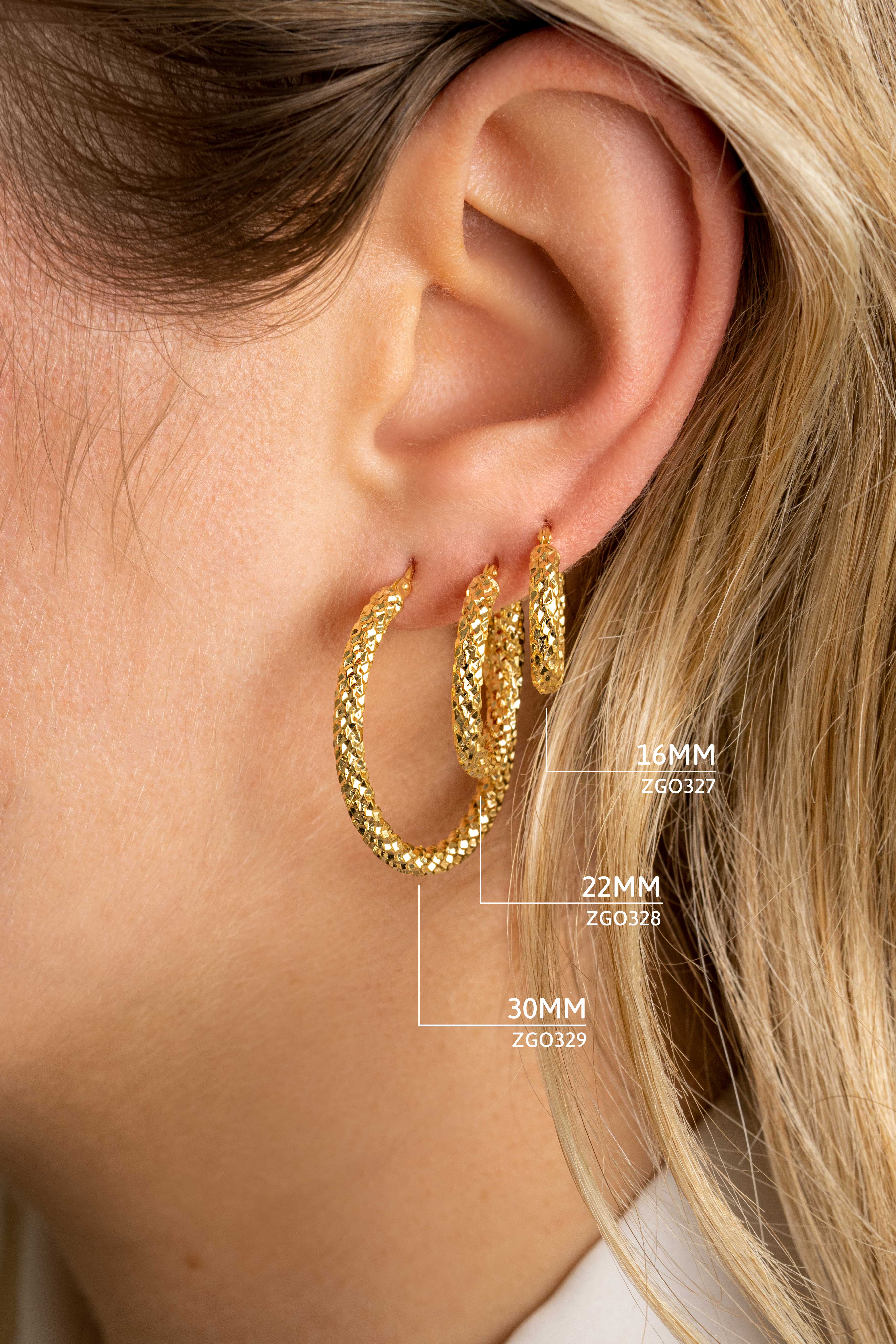 28mm ZINZI Gold 14 krt gouden oorRing met schitterende bewerkte buis 3mm breed ZGO329