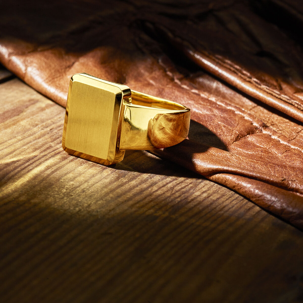 14kt geelgouden massieve graveerring met een afmeting van 15x12mm.