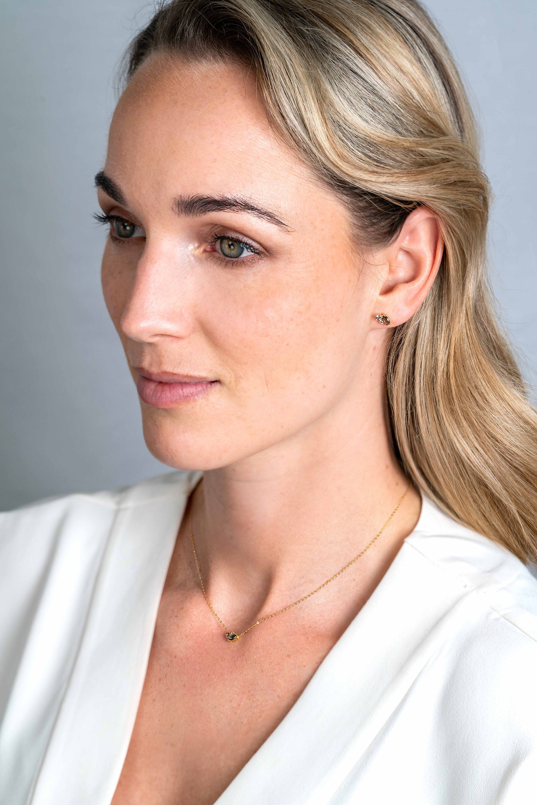 ZINZI Gold 14 krt gouden ketting 45cm. in het midden bezet met fijne groene. blauwe en champagne zirconia's ZGC379