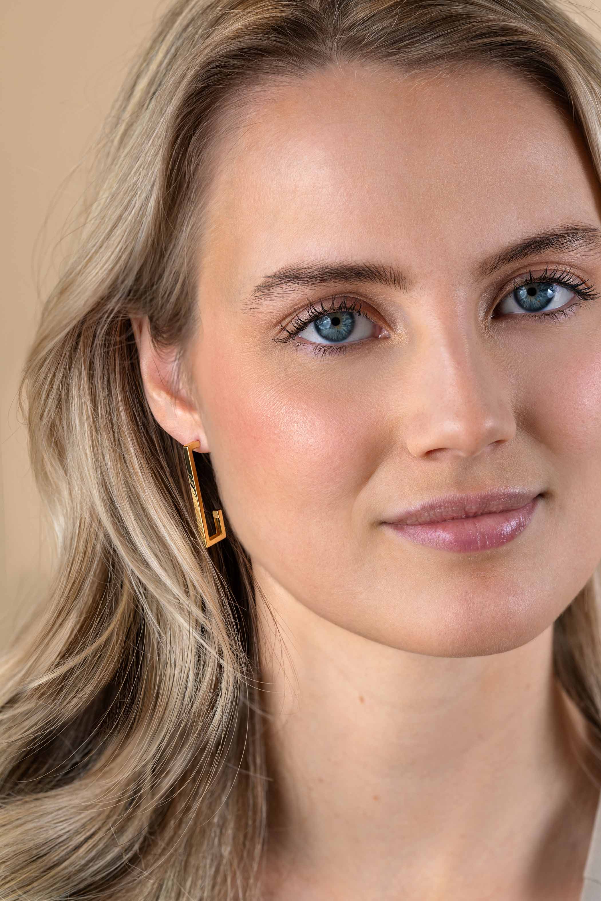 33mm ZINZI Gold 14 karaat gouden oorstekers met grote strakke rechthoeksvorm. Grootte 33 x 2.4mm. ZGO483