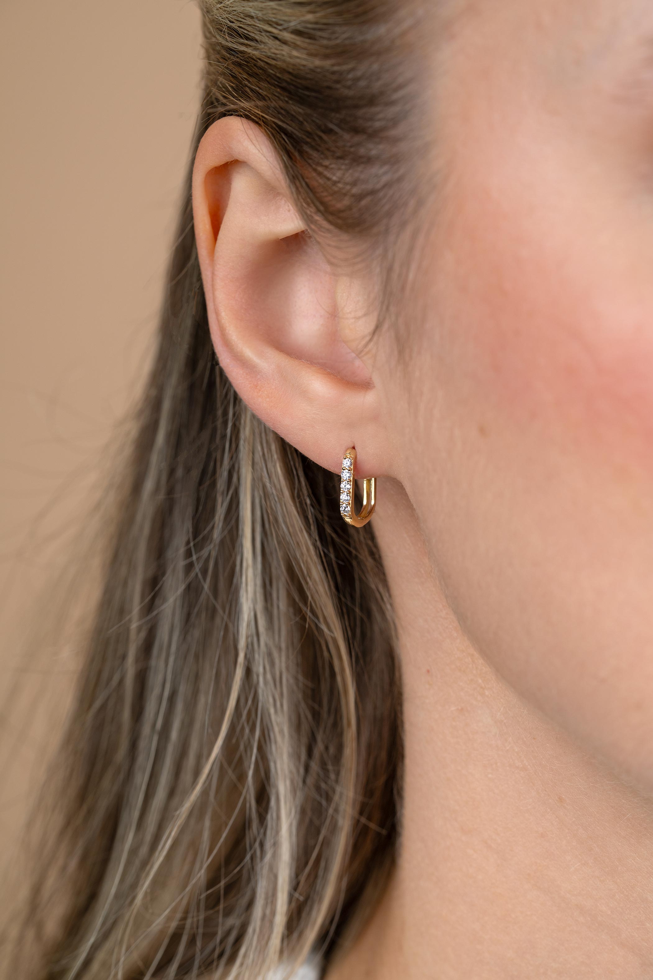 12mm ZINZI Gold 14krt gouden oorringen rechthoekig model bezet met witte zirconia's met luxe klapsluiting 12mm x 1,9mm ZGO564