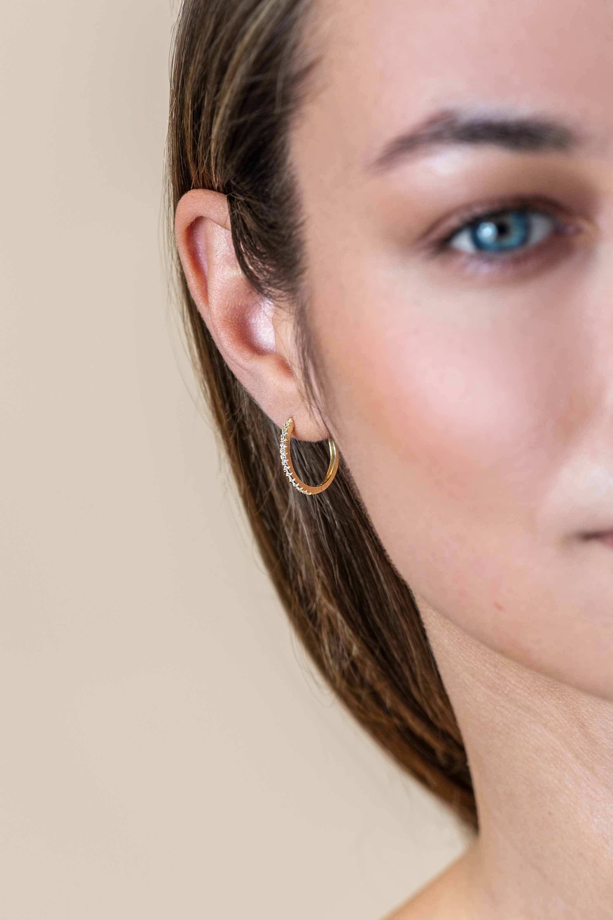 17mm ZINZI Gold 14 krt gouden oorRing bezet met witte zirconia's met luxe klapsluiting 17mm x 1.7mm vierkante buis ZGO506