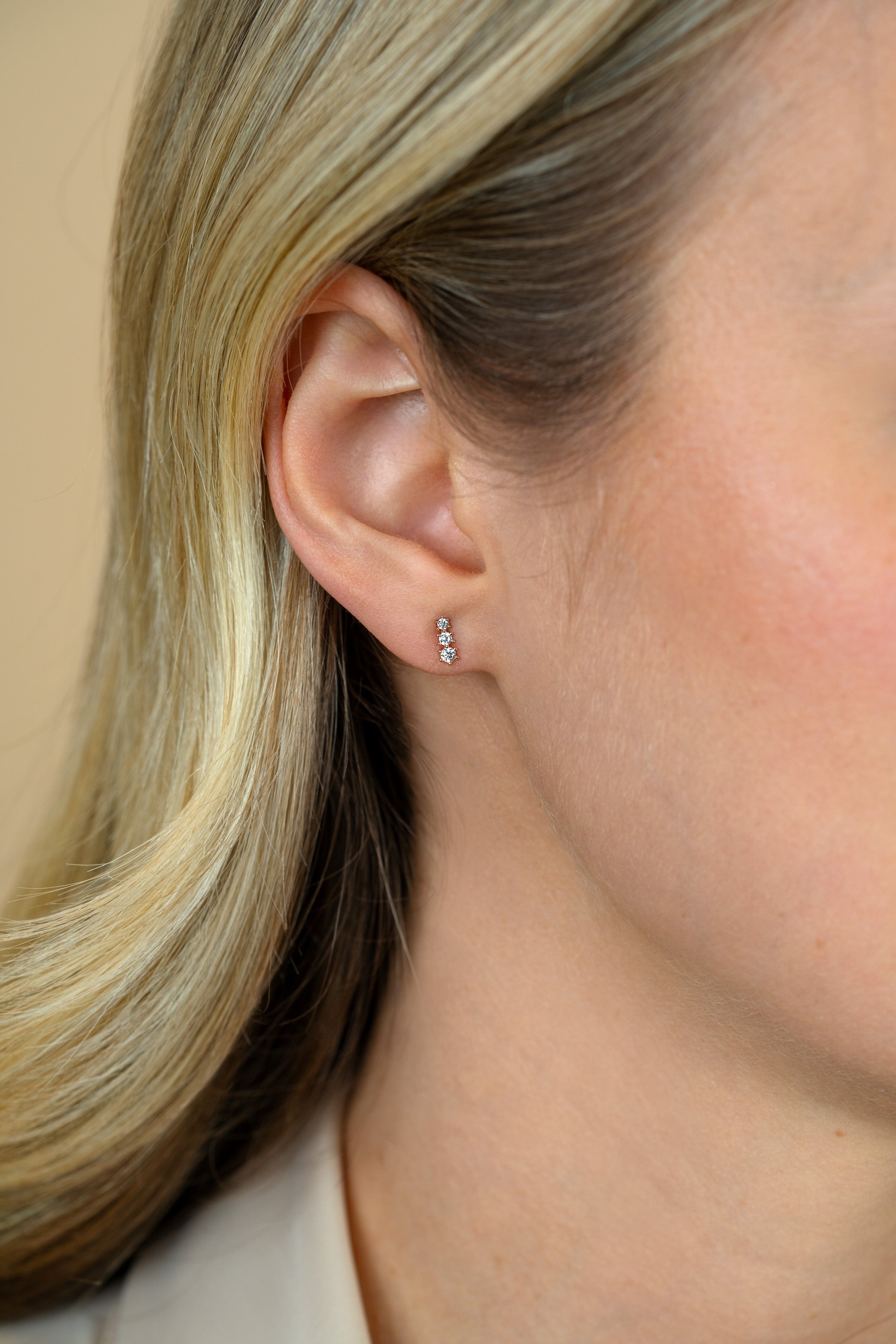 6,5mm ZINZI Gold 14 krt gouden oorstekers bezet met een rij aan witte zirkonia's ZGO543