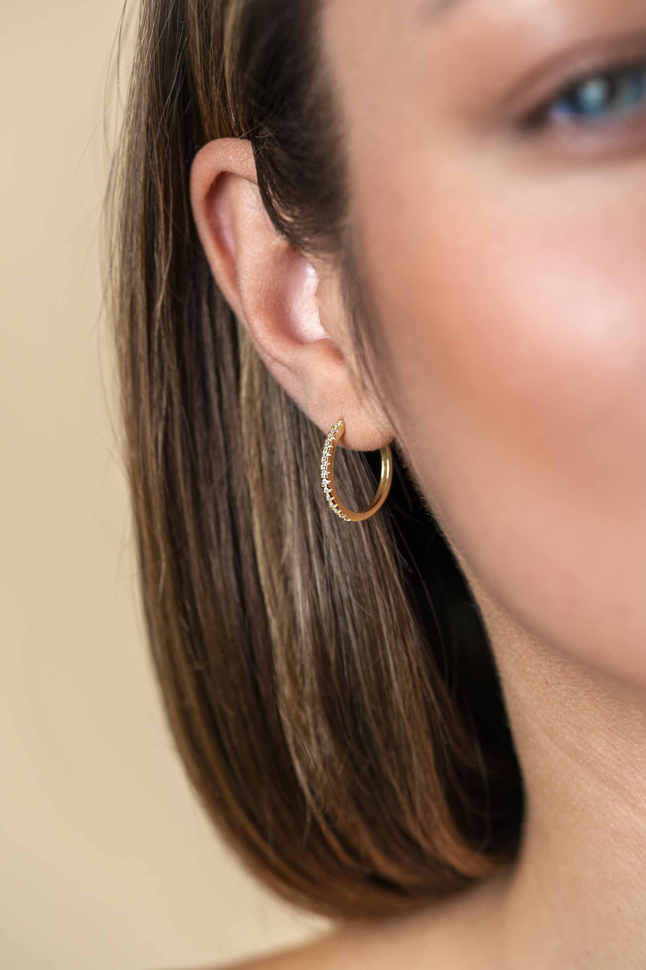 17mm ZINZI Gold 14 krt gouden oorRing bezet met witte zirconia's met luxe klapsluiting 17mm x 1.7mm vierkante buis ZGO506