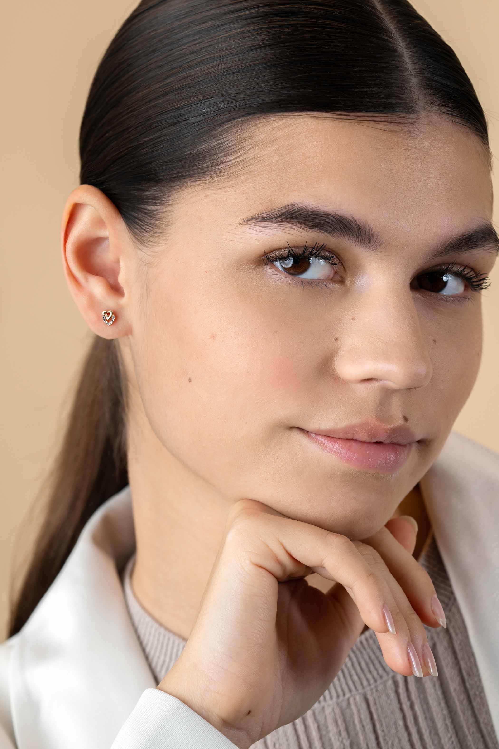 6mm ZINZI Gold 14 krt gouden oorstekers verbonden open hartjes. glad en bezet met witte zirconia's ZGO472