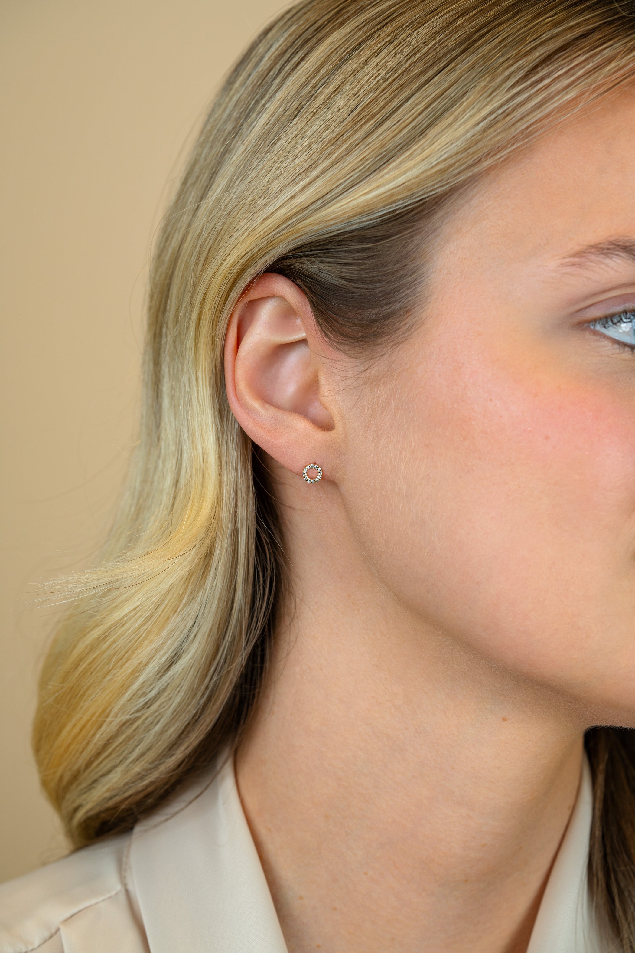 5,5mm ZINZI Gold 14 krt gouden oorknoppen open rondje bezet met witte zirkonia's ZGO550