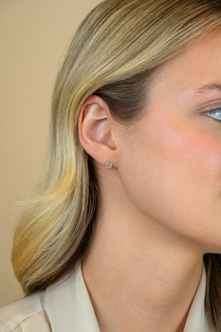 5,5mm ZINZI Gold 14 krt gouden oorknoppen open rondje bezet met witte zirkonia's ZGO550