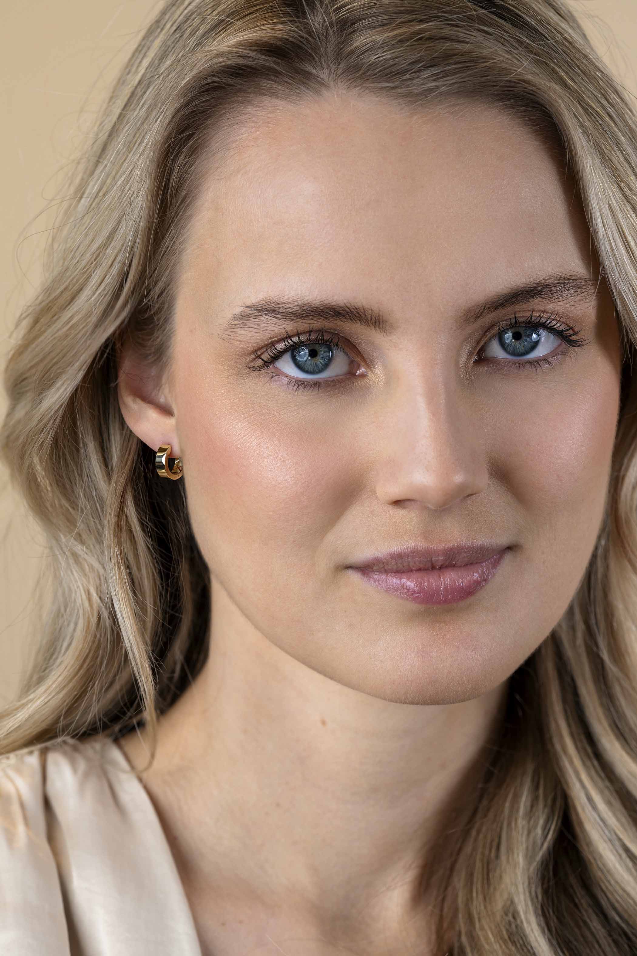 12.5mm ZINZI Gold 14 krt gouden oorRing brede vierkante buis 3.6mm met luxe klapsluiting ZGO438