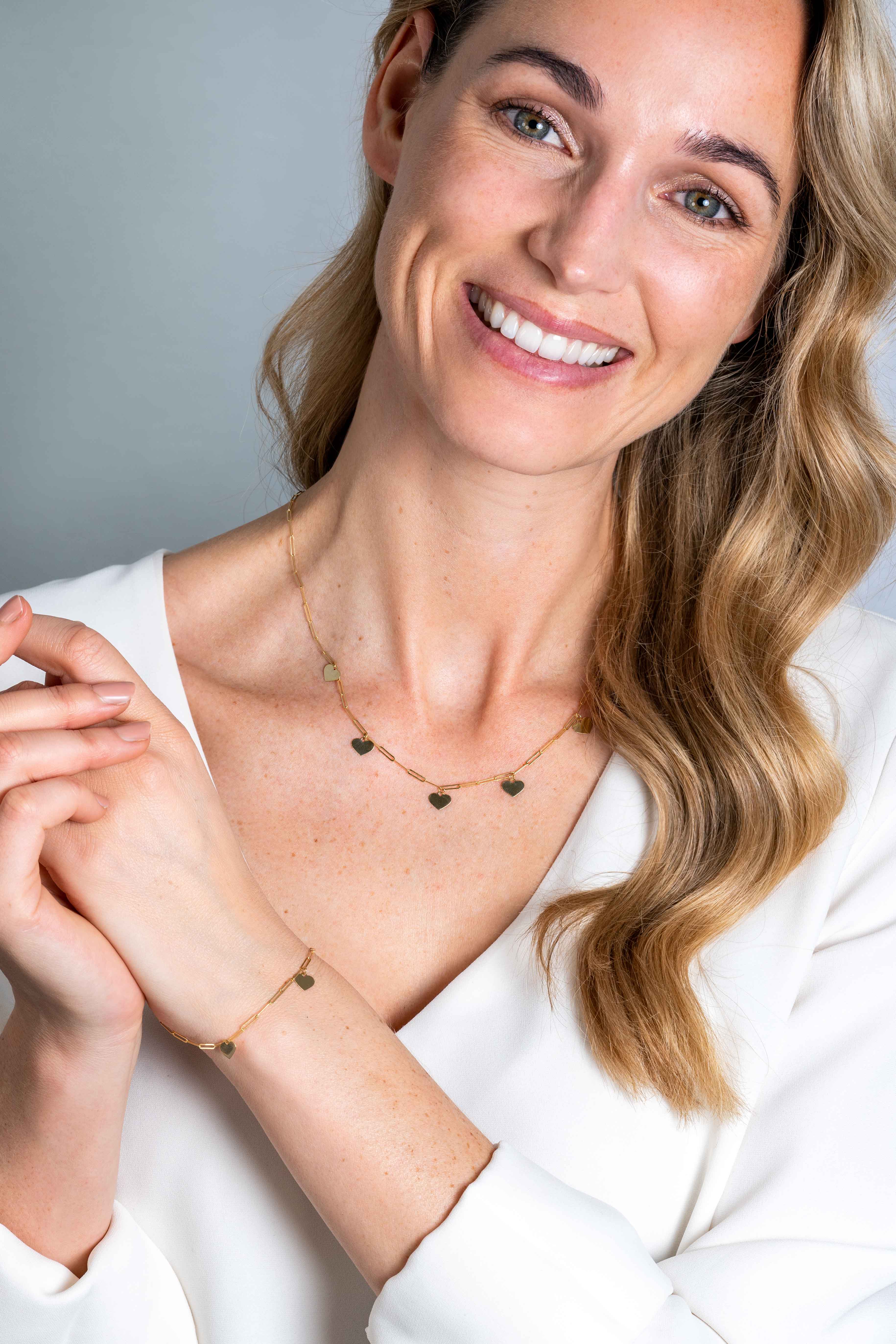 ZINZI Gold 14 krt gouden armband met trendy paperclip schakels 1.8mm breed met drie gladde harten. lengte 19cm ZGA342