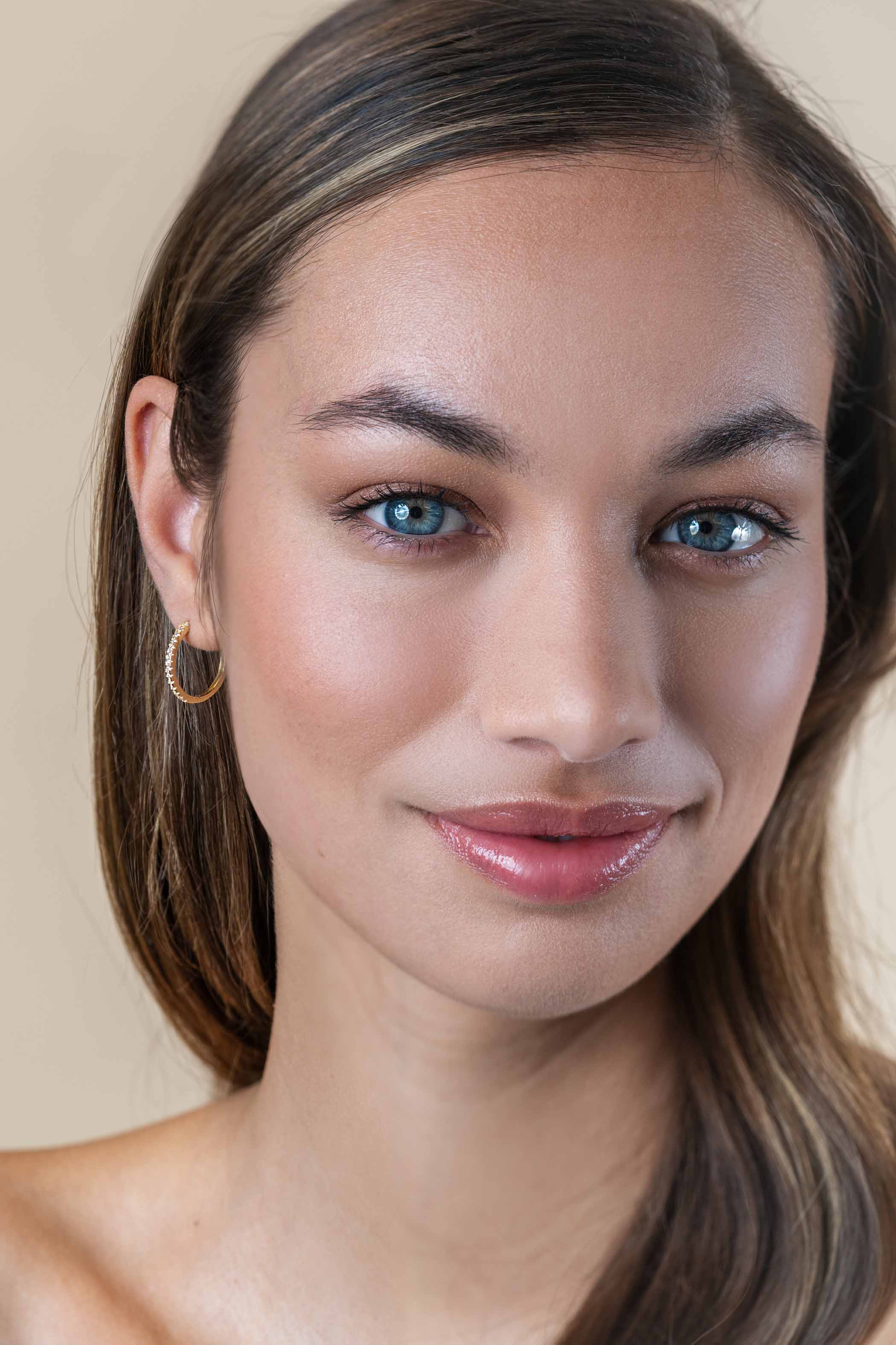 17mm ZINZI Gold 14 krt gouden oorRing bezet met witte zirconia's met luxe klapsluiting 17mm x 1.7mm vierkante buis ZGO506