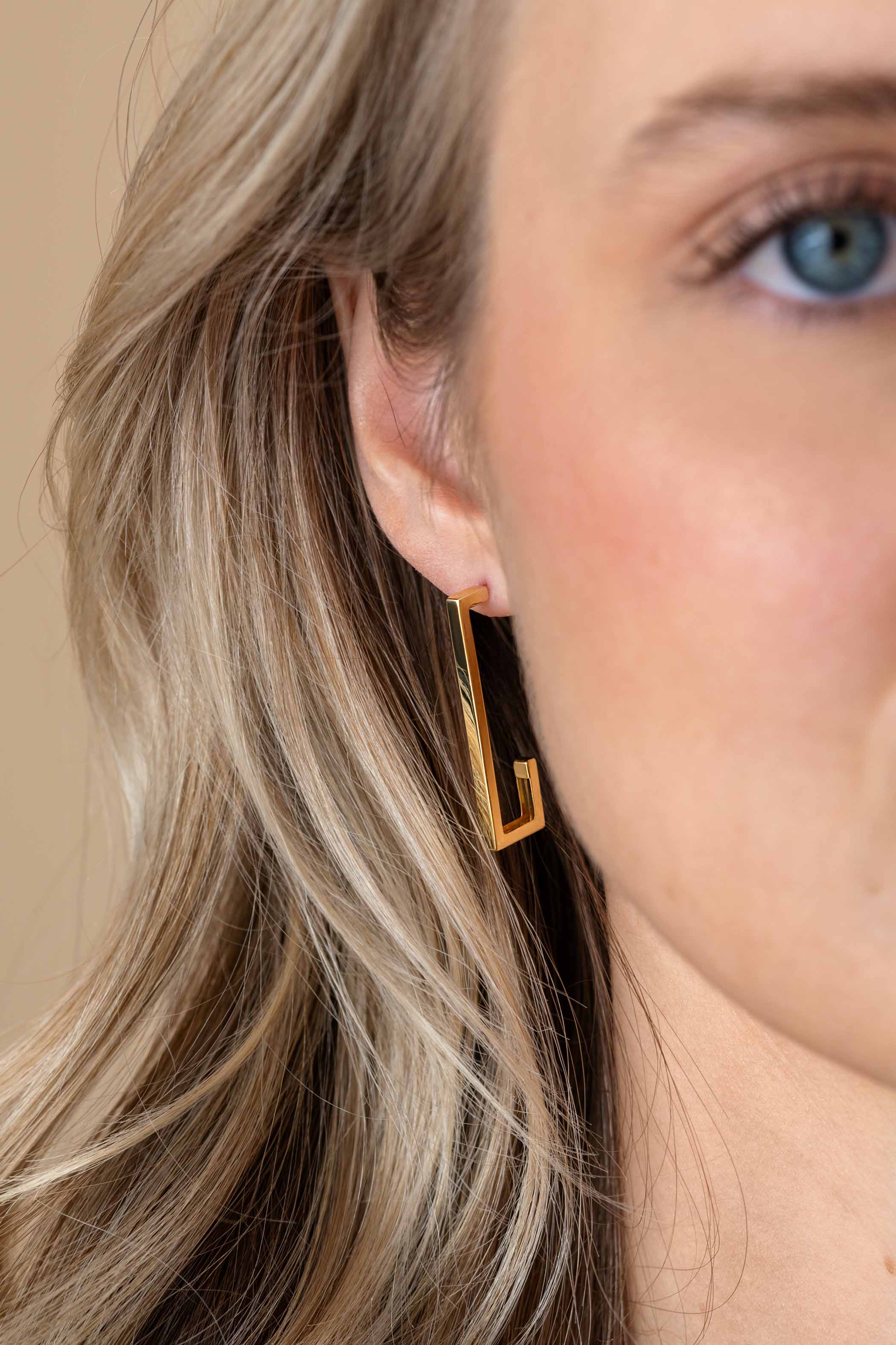 33mm ZINZI Gold 14 karaat gouden oorstekers met grote strakke rechthoeksvorm. Grootte 33 x 2.4mm. ZGO483