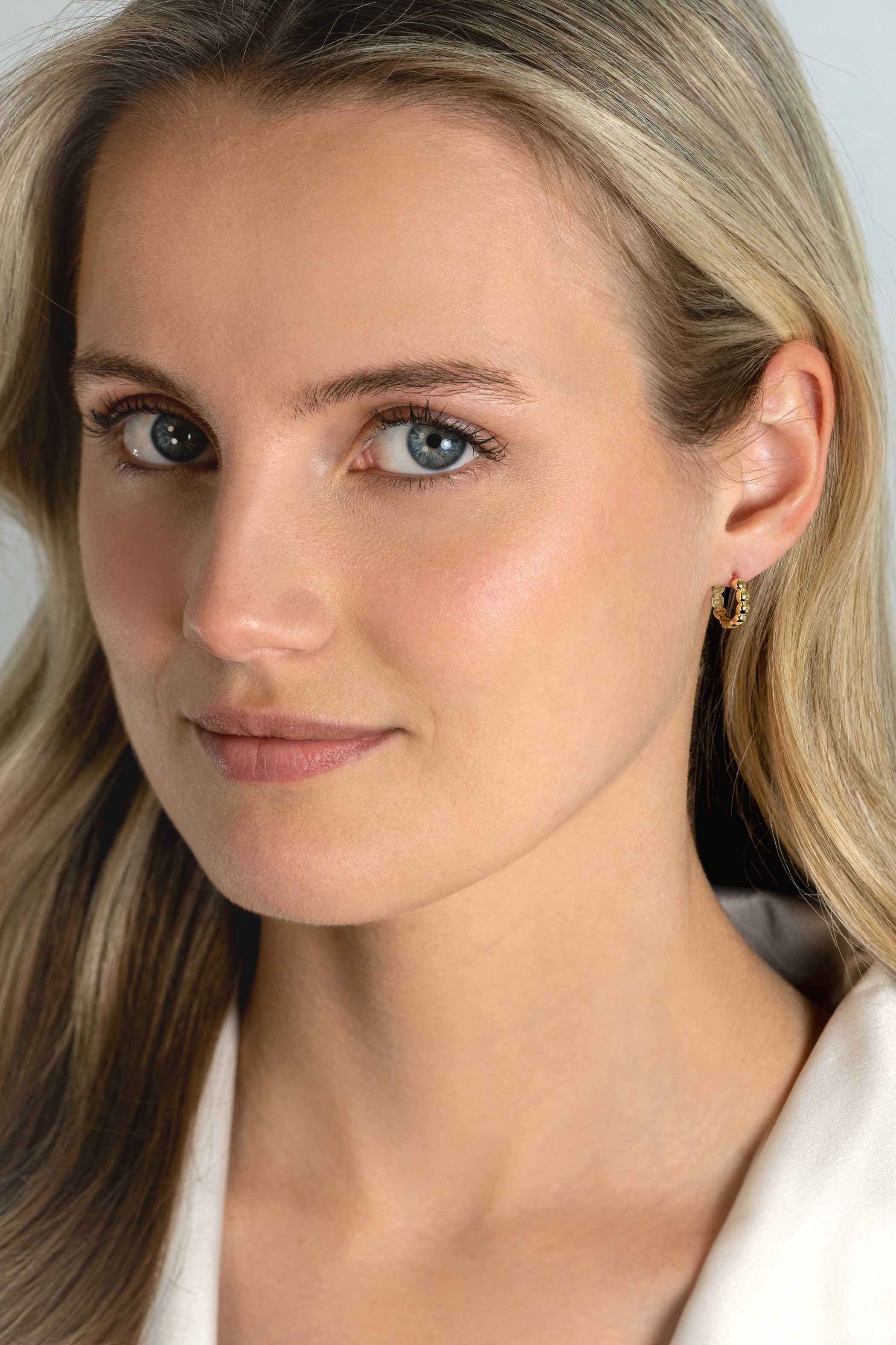 13mm ZINZI Gold 14 krt gouden oorRing met bolletjes design met luxe klapsluiting 13mm x 3.3mm buis ZGO432