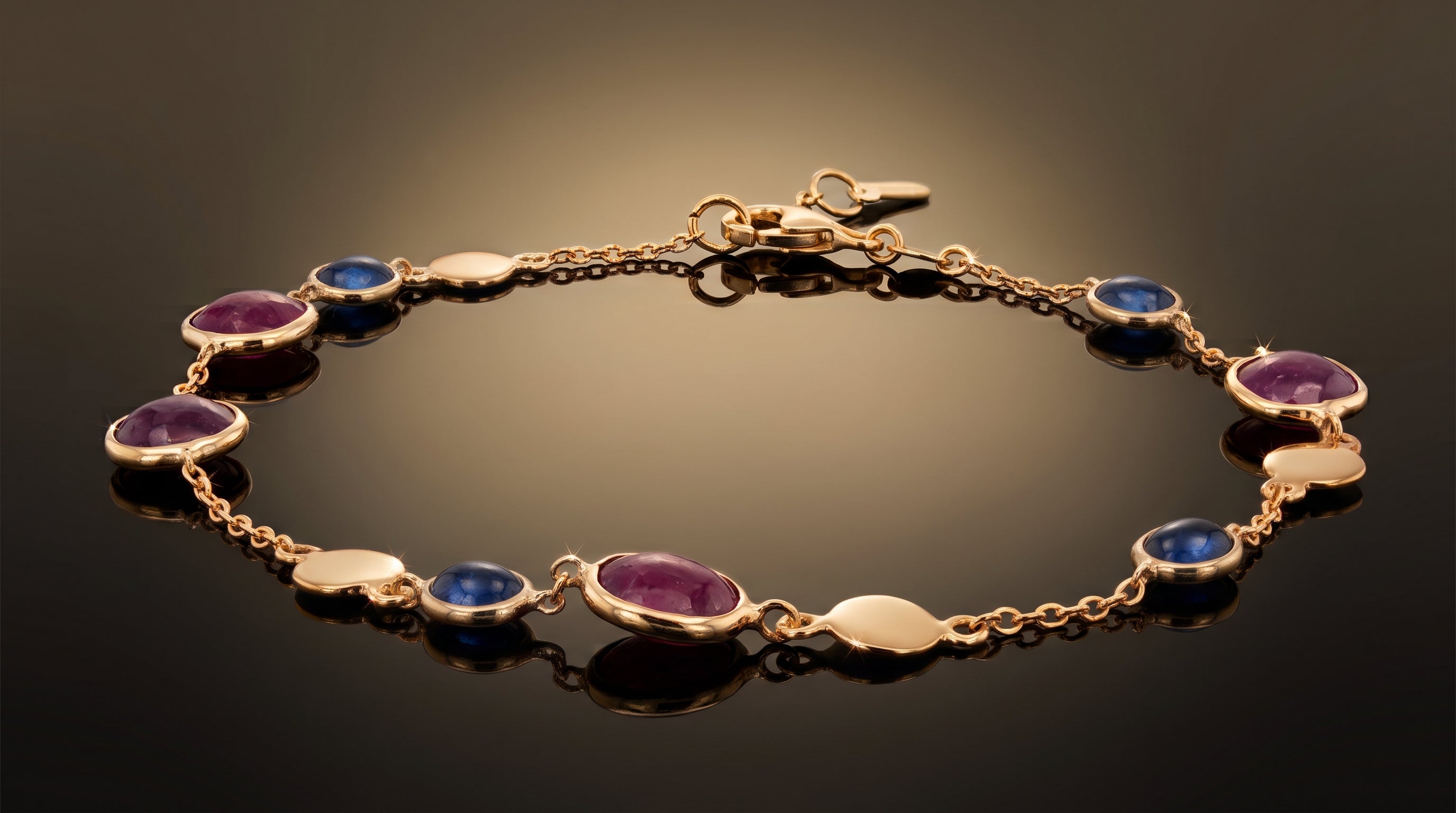 Monzario - 14krt geelgouden armband met blauw en rood korund | 19cm