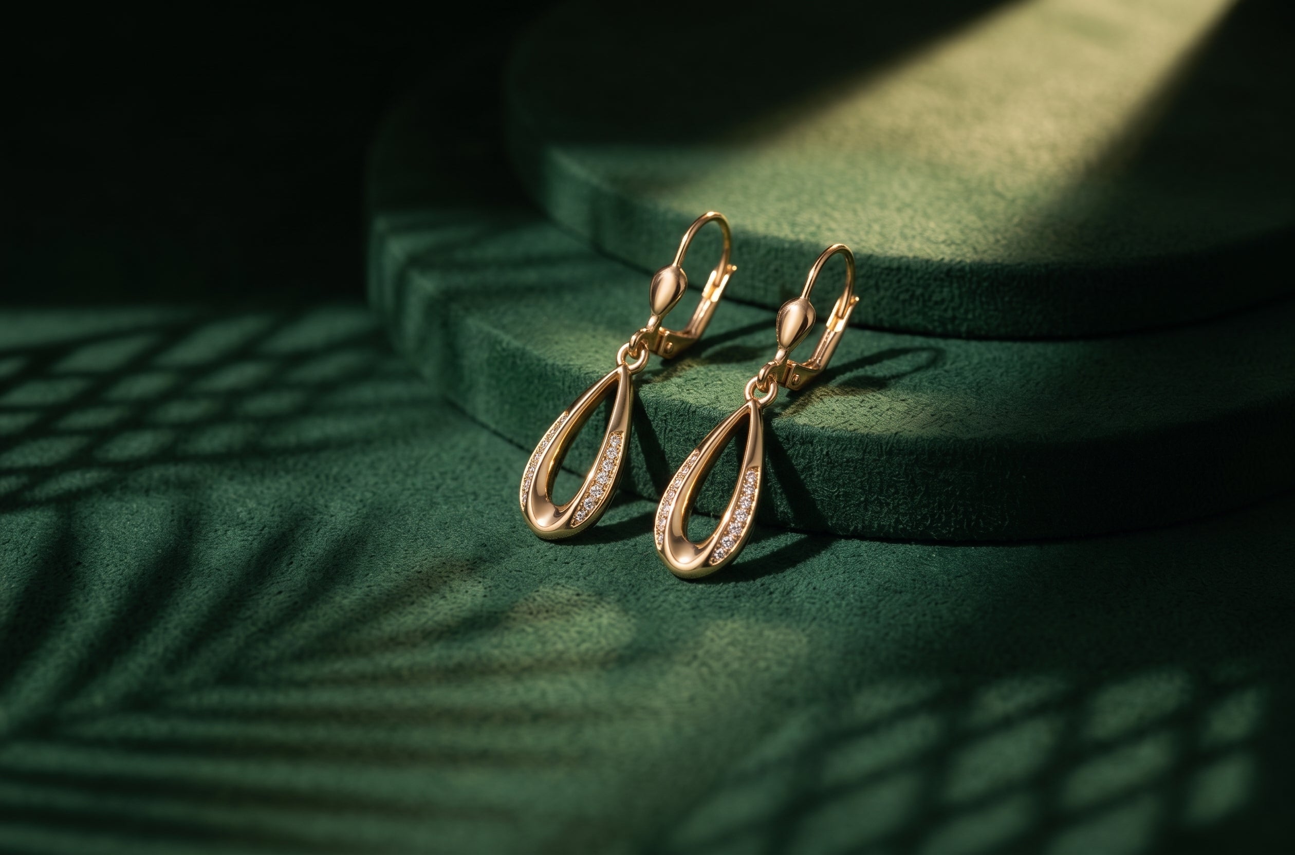 14krt geelgouden oorhangers met zirkonia | 33mm