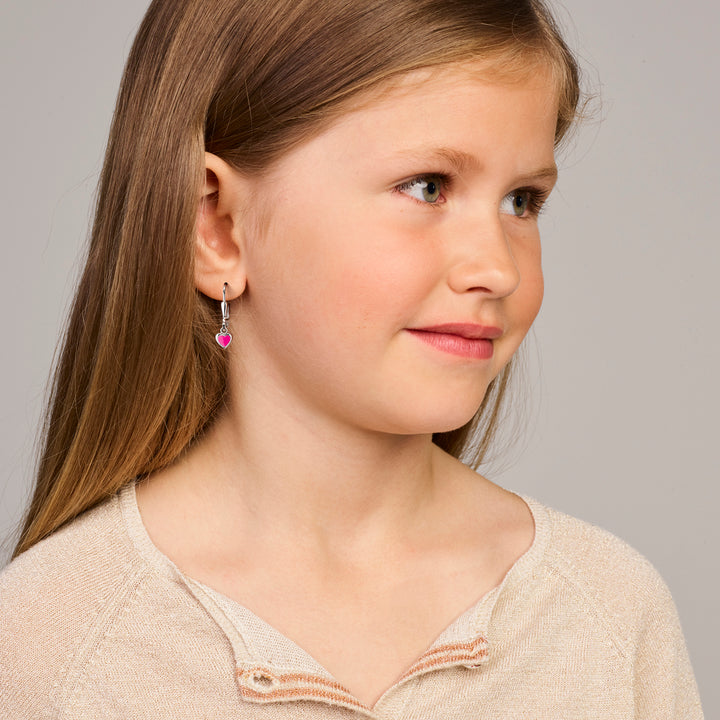 Zilveren oorhangers kind met roze emaille hart | 19 mm